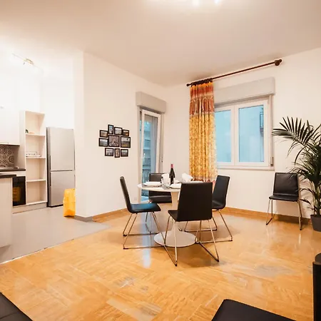 Sweethome Ampio Bilocale In Centro Con Parcheggio Gratuito Coperto Vicino A Stazione Como-milano *