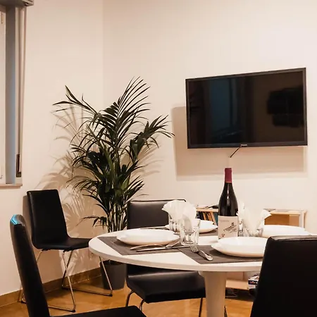 Sweethome Ampio Bilocale In Centro Con Parcheggio Gratuito Coperto Vicino A Stazione Como-milano *