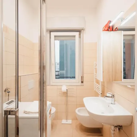 Sweethome Ampio Bilocale In Centro Con Parcheggio Gratuito Coperto Vicino A Stazione Como-milano *