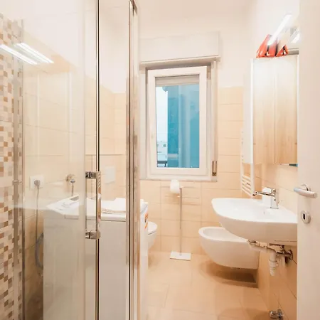 Sweethome Ampio Bilocale In Centro Con Parcheggio Gratuito Coperto Vicino A Stazione Como-milano Daire Erba