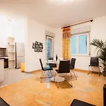 Sweethome Ampio Bilocale In Centro Con Parcheggio Gratuito Coperto Vicino A Stazione Como-milano *