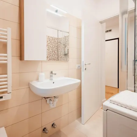 Sweethome Ampio Bilocale In Centro Con Parcheggio Gratuito Coperto Vicino A Stazione Como-milano 아파트 에르바