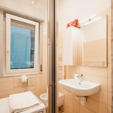 Sweethome Ampio Bilocale In Centro Con Parcheggio Gratuito Coperto Vicino A Stazione Como-milano 아파트