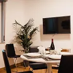 Sweethome Ampio Bilocale In Centro Con Parcheggio Gratuito Coperto Vicino A Stazione Como-milano *