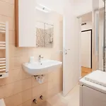 Sweethome Ampio Bilocale In Centro Con Parcheggio Gratuito Coperto Vicino A Stazione Como-milano Апартаменты Эрба