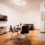 Sweethome Ampio Bilocale In Centro Con Parcheggio Gratuito Coperto Vicino A Stazione Como-milano Эрба