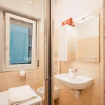 Sweethome Ampio Bilocale In Centro Con Parcheggio Gratuito Coperto Vicino A Stazione Como-milano Апартаменты