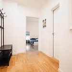 Sweethome Ampio Bilocale In Centro Con Parcheggio Gratuito Coperto Vicino A Stazione Como-milano Апартаменты *