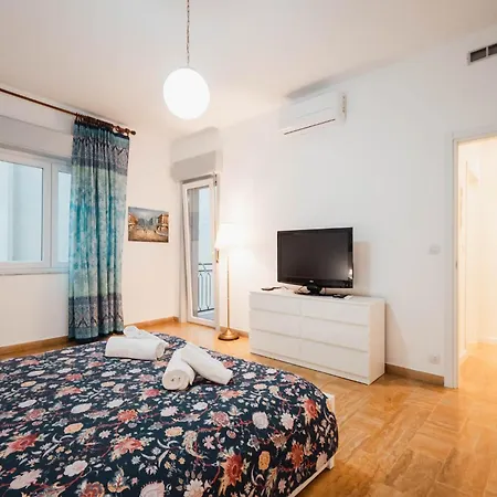 Sweethome Ampio Bilocale In Centro Con Parcheggio Gratuito Coperto Vicino A Stazione Como-milano Апартаменты