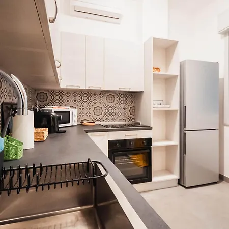 Sweethome Ampio Bilocale In Centro Con Parcheggio Gratuito Coperto Vicino A Stazione Como-milano Апартаменты *